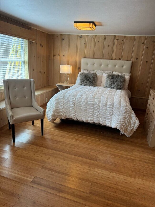 Building Photo - Elegant Geneva Heights Family Home