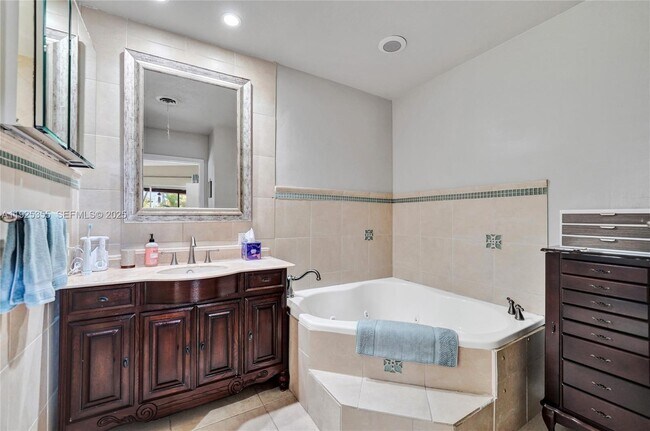 Building Photo - 4060 NE 26th Ave