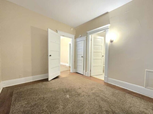 Building Photo - 218 E Navarre St