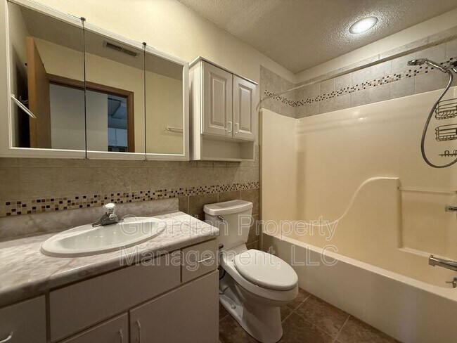 Building Photo - 1633 N Country Club Rd