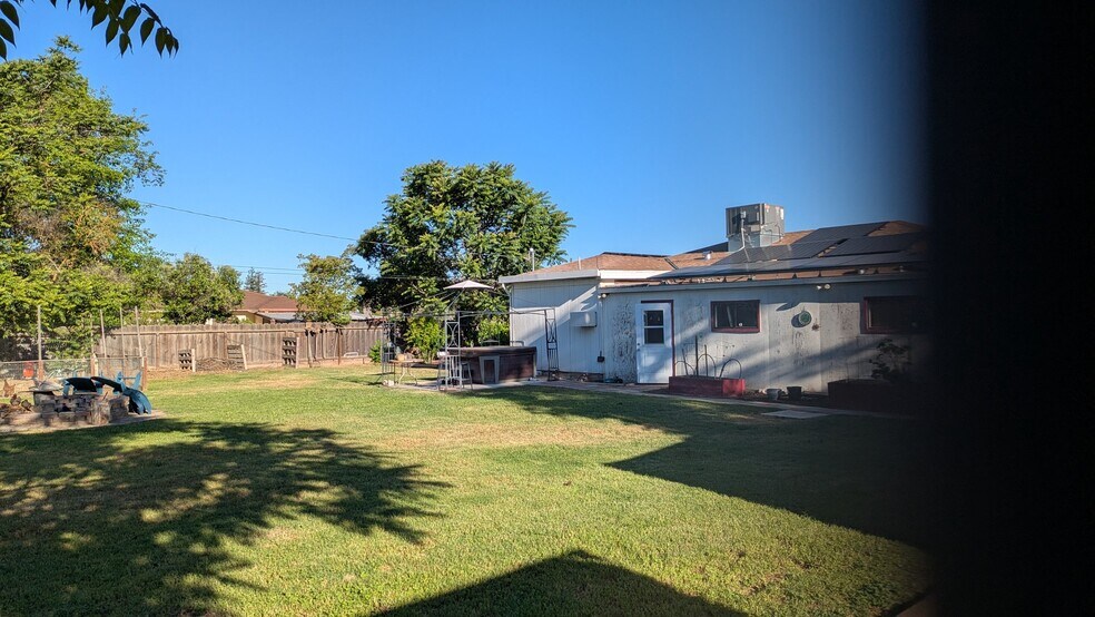 Building Photo - 4665 W Hedges Ave