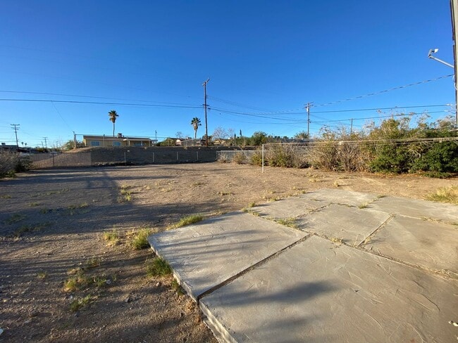 Building Photo - 3 BEDROOM 2 BATH HOUSE LOCATED CLOSE TO SC...