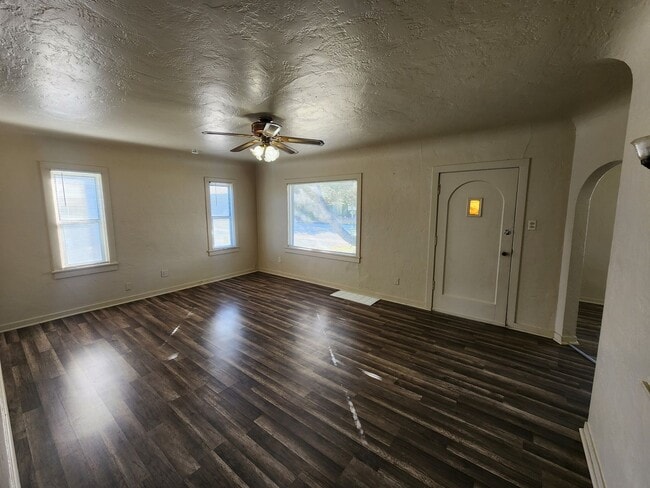 Building Photo - 2 bedroom with lots of space.