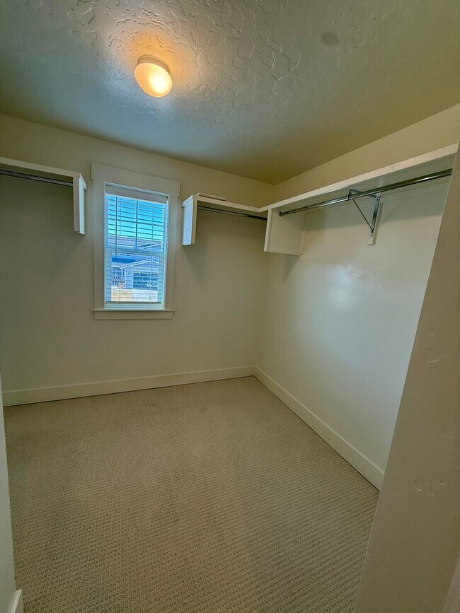 Building Photo - Welcome to this stunning newer home located in the vibrant city of Nampa, ID