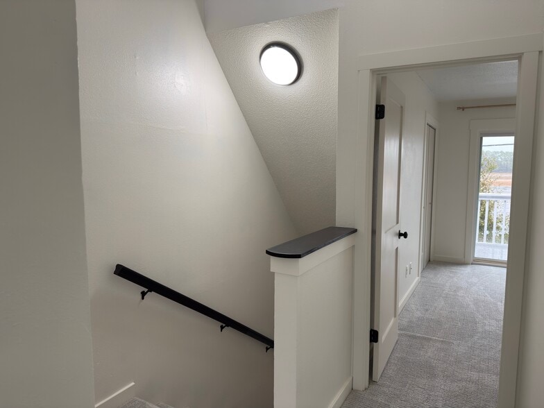 Stariway - 27 Court Dr