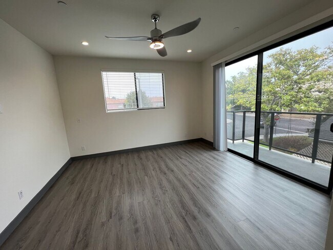 Building Photo - NEW SMART*4BD*4BA*TOWNHOME/ROOF DECK*CENTRAL AIR/HEAT*STAINLESS STEEL APPLIANCES*WASHER/DRYER IN ...