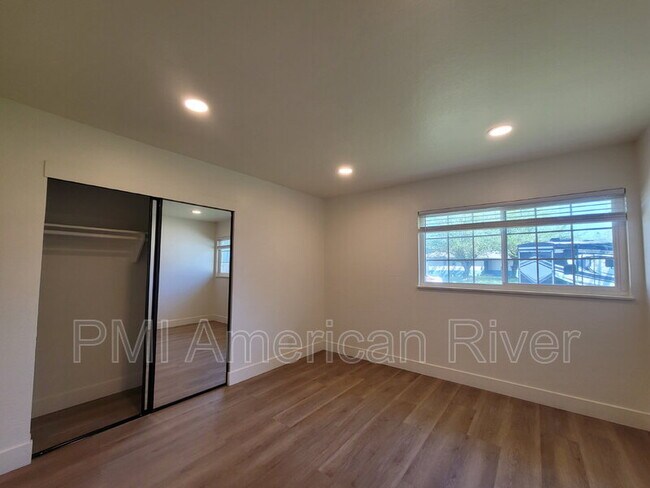 Building Photo - 2462 Town Cir