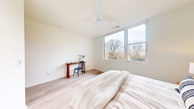 Building Photo - Professional Coliving - Private Room & Wal...