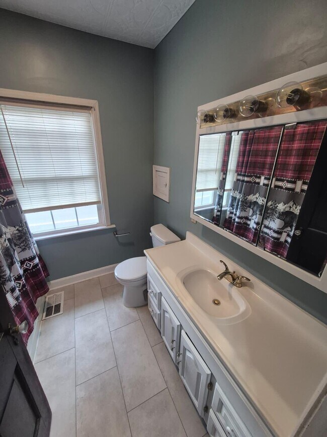 Building Photo - 2843 Ashland Ave