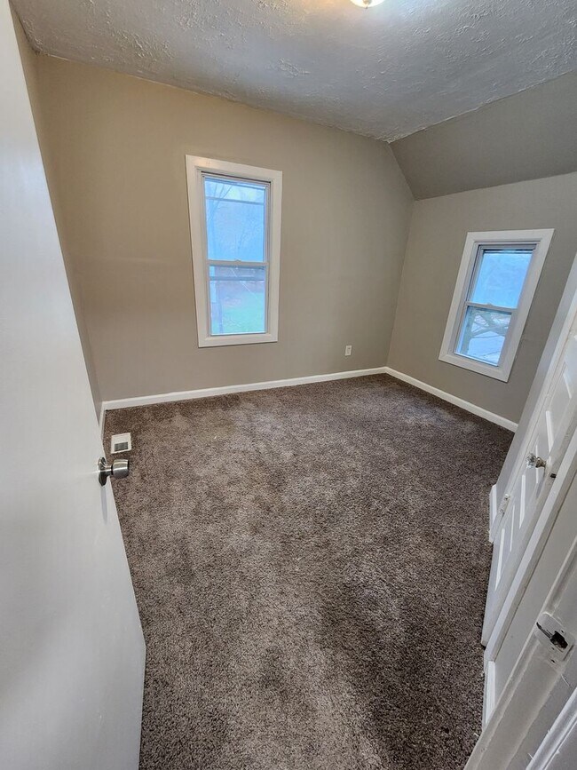 Building Photo - 3 Bedroom House for Rent on W 25th - MOVE IN READY AND CLEAN