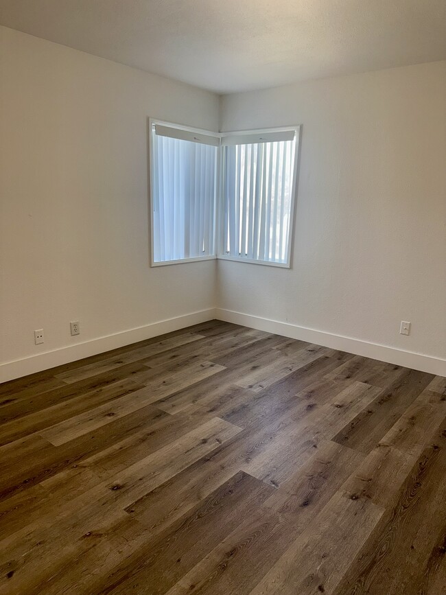 Building Photo - 3874 Arden Dr S