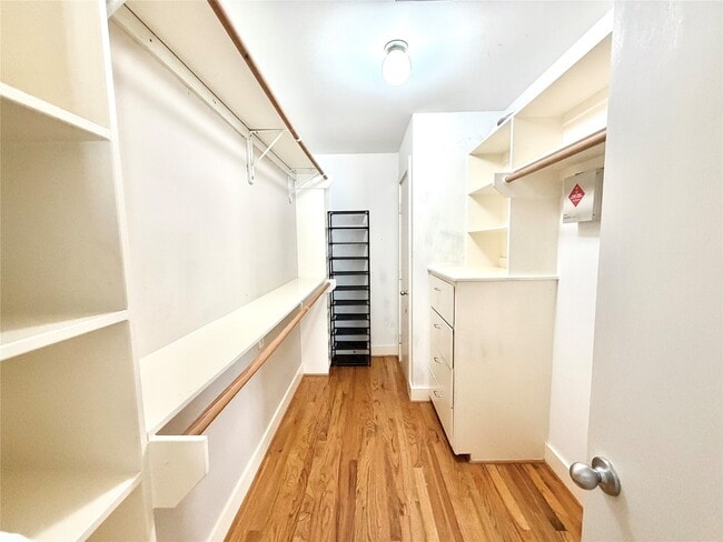 Building Photo - 8638 Meadowcroft Dr