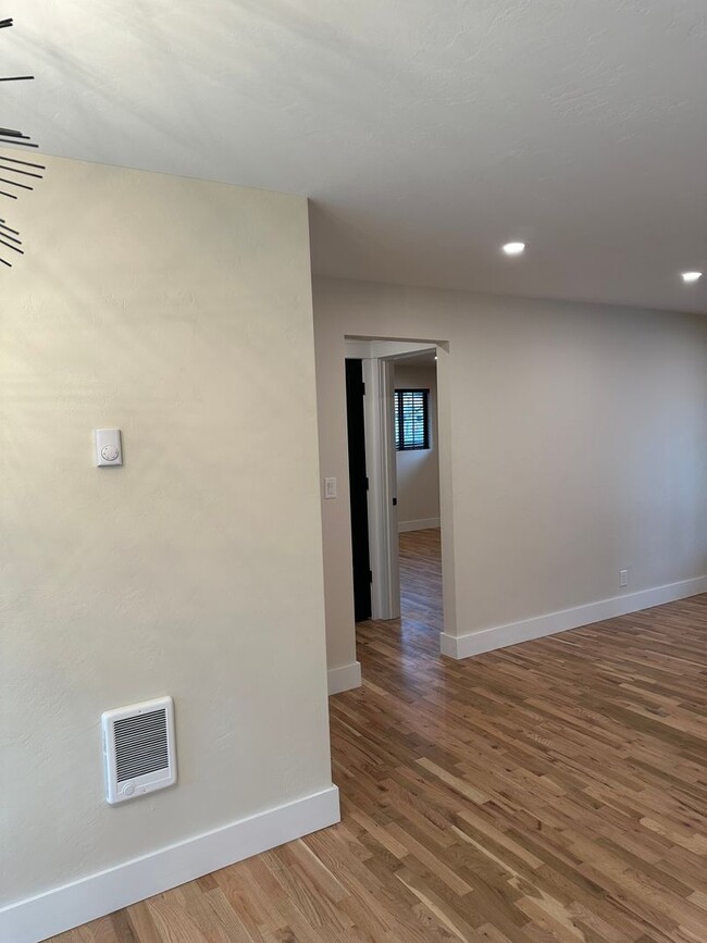 Building Photo - Luxury 2 bedroom 1 bath duplex in a great ...