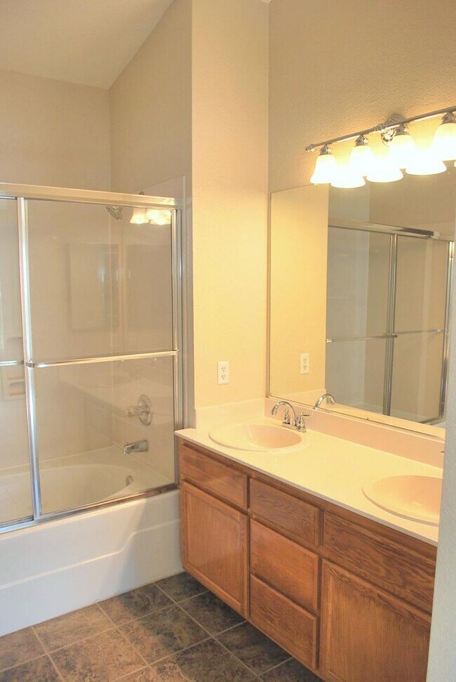 Building Photo - Sharp & Contemporary Townhouse in Beautiful Danville!