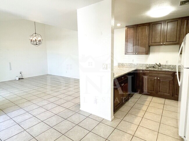 Building Photo - 822 S Langley Ave