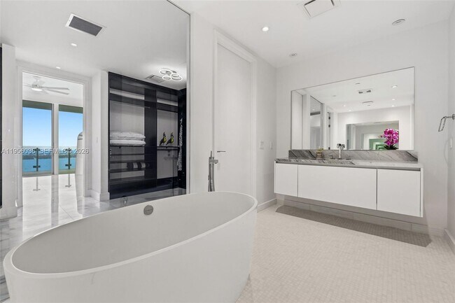 Building Photo - 700 NE 26th Terrace