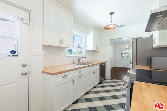 Building Photo - 11350 Albata St