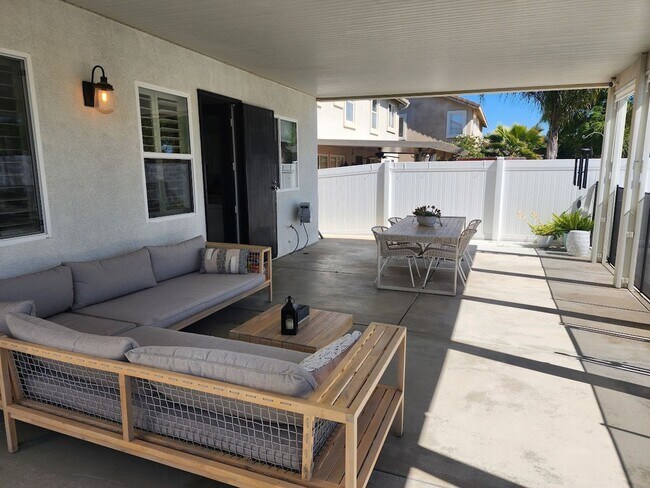 Building Photo - Gorgeous Home with 5 Bedrooms, 3 Baths, So...