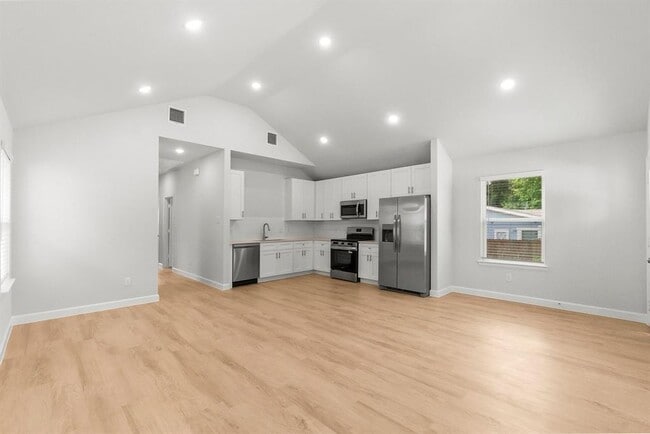 Building Photo - 16955 Balmoral St