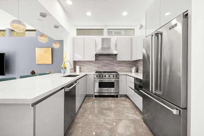 Building Photo - 1201 Surrey Ln