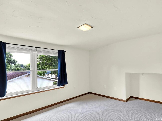 Building Photo - 916 E Maxwell Ln