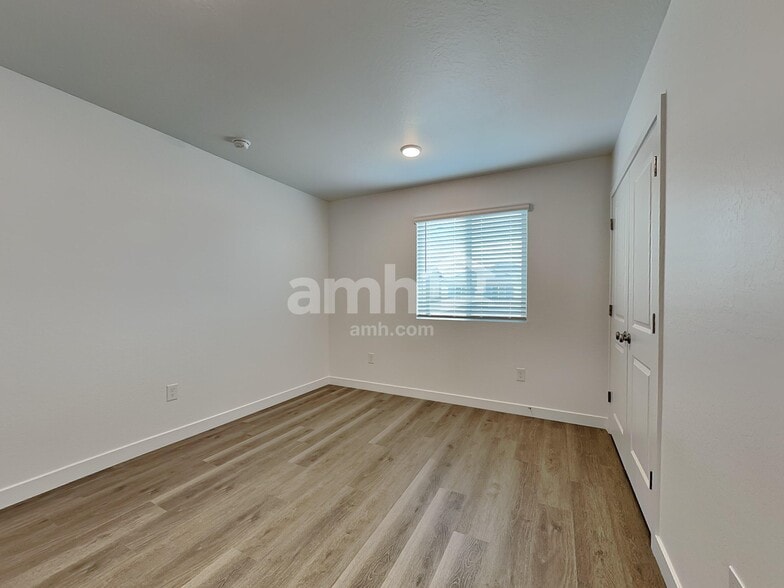 Building Photo - 9717 W Tamarisk Ave