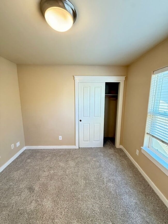 Building Photo - 3 Bedroom 3 Bathroom House Located Near a ...