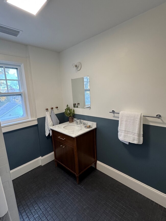 Building Photo - 43 Hoyt St