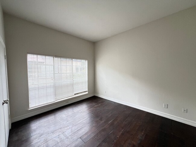 Building Photo - High Hollows