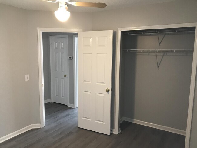 Building Photo - 220 Lake Linden Dr