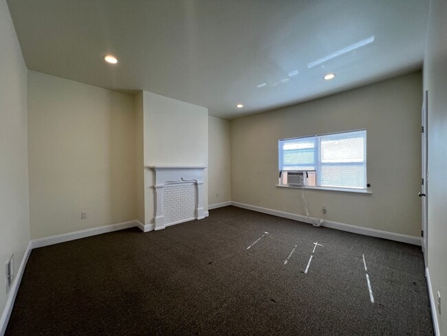 Building Photo - Updated 2BR house with off street parking!