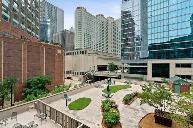 Building Photo - 440 N McClurg Ct