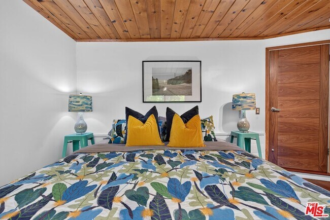 Building Photo - 1738 Topanga Skyline Dr