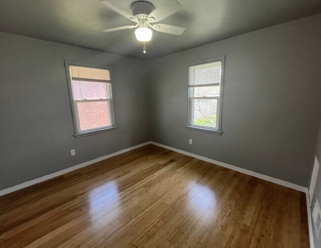 Building Photo - 309 Iowa Ave