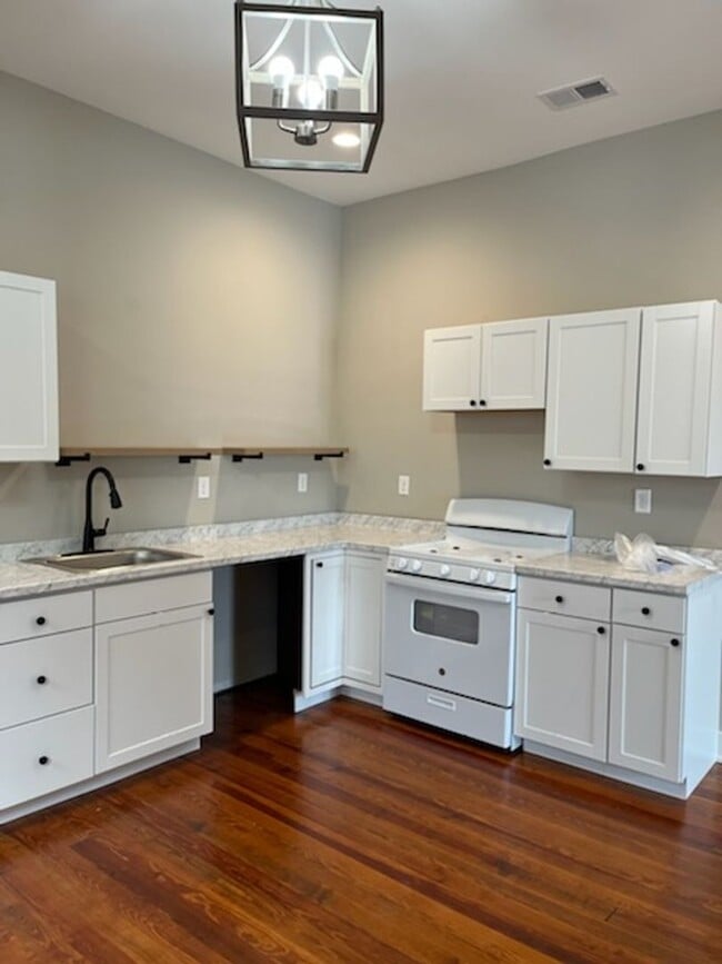 Building Photo - Beautifully Renovated 2-bedroom Home in Shelby Park!
