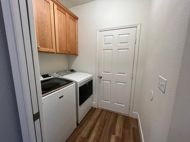 Building Photo - Great Three Bed House in Cul-De-Sac Neighb...
