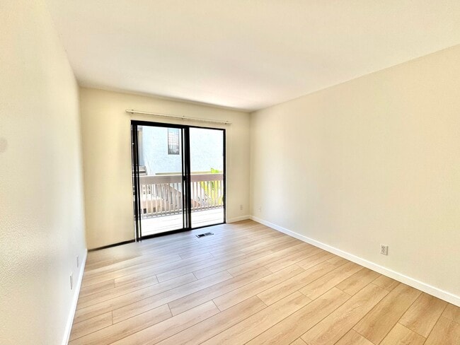 Building Photo - AVAILABLE NOW: BIG College Area Townhome 4bd/2.5ba HUGE garage, AC, pool, W/D