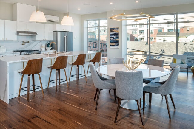 Building Photo - 50 India St