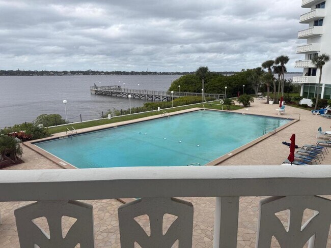 Building Photo - 925 N Halifax Ave