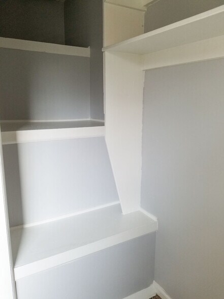 Oversized closets - 1008 Manor Ln