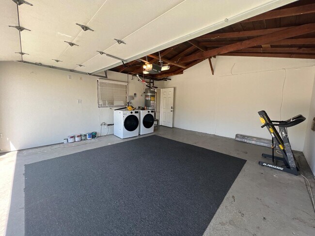 Building Photo - 3095 Calzar Dr