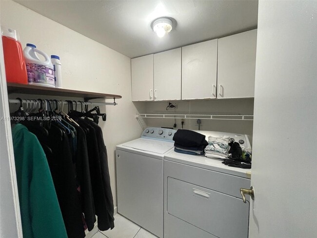 Building Photo - 9010 SW 125th Ave