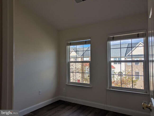 Building Photo - 21785 Brondesbury Park Terrace