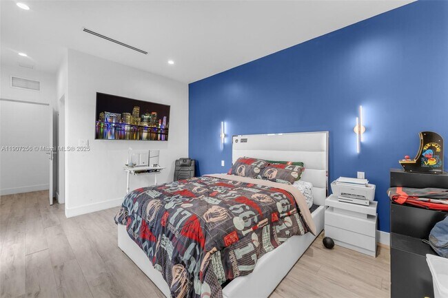 Building Photo - 3048 SW 18th St