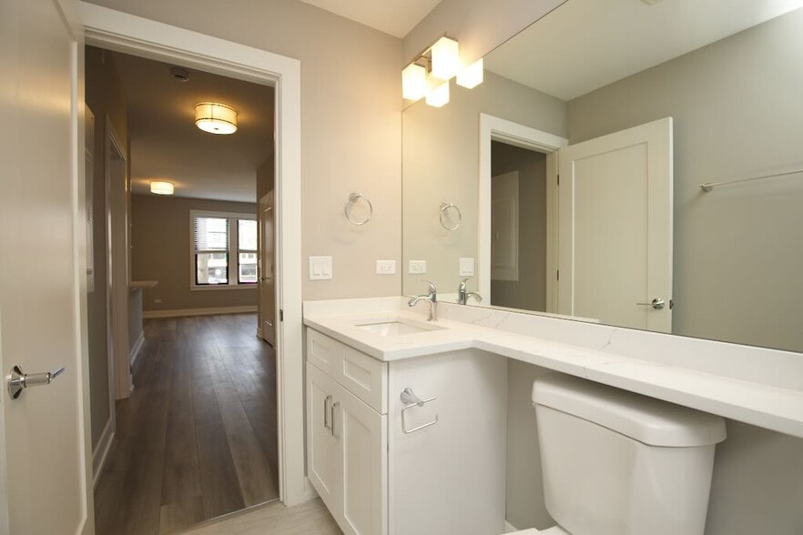 Building Photo - 3934 N Janssen Ave