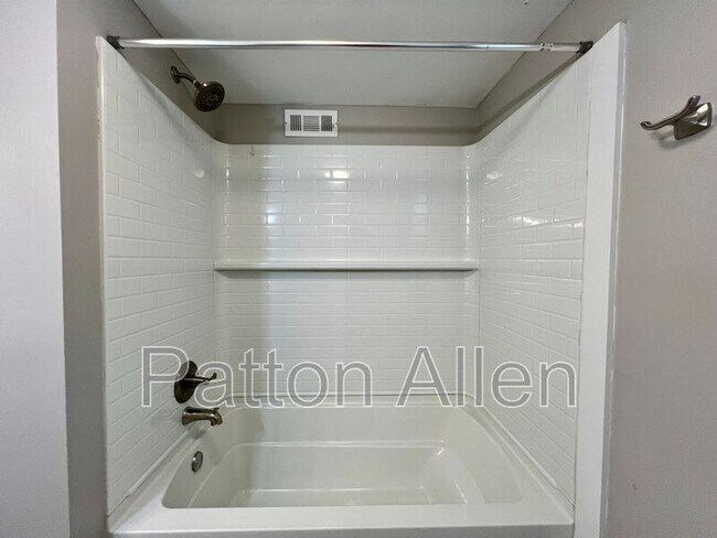 Building Photo - 1020 Hendersonville Rd