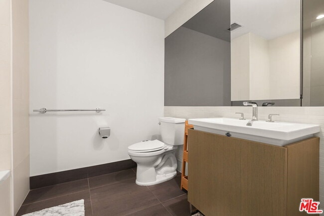 Building Photo - 889 Francisco St