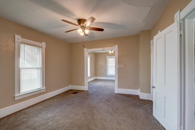 Building Photo - 427 Vernal Ave