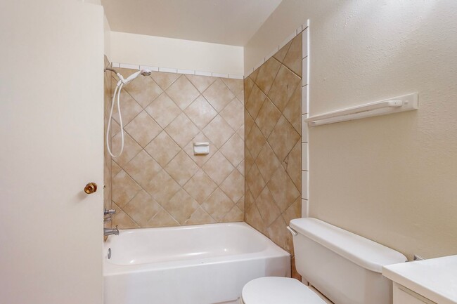 Building Photo - NE 1248/sf 3/BD 2/BA 1/CG