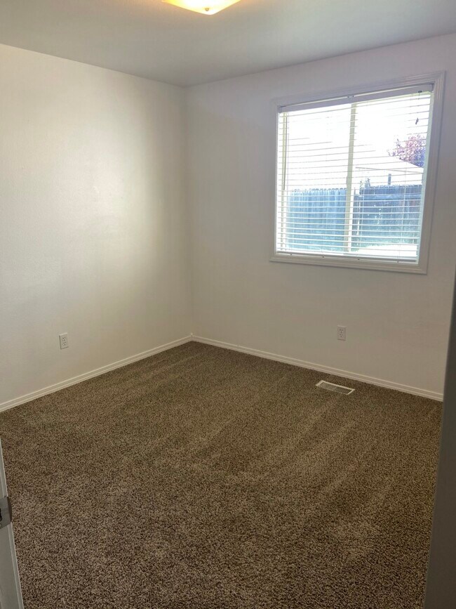 Building Photo - 1745 Challis Dr